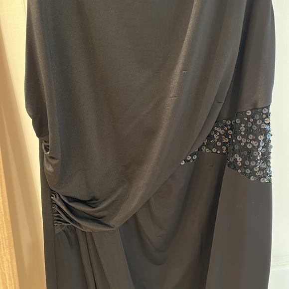 Gorgeous maternity black dress - Picture 2 of 4